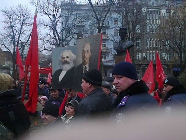 Right Sector hanh hung nhom ung ho Dang Cong san Ukraine o Kharkov